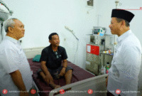 Bupati Kudus saat menyambangi pasien yang dirawat inap. (Foto: JP)