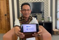 Direktur Utama Perumda Tirta Muria, Winarno, menunjukkan design merek 