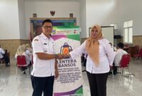 Dwi Puspita Sari, Kasi Kesejahteraan Rakyat (Kesra) Pemcam Kota Kudus sekaligus penggagas inovasi, bersama Camat Jati, Andrias Wahyu Adi Setiawan, resmi meluncurkan inovasi lentera bansos. (Foto: J05)