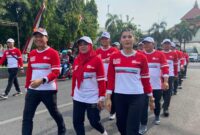 Bupati Kudus Sam’ani Intakoris dan Wakil Bupati Bellinda Putri Sabrina Birton turut turun ke jalan dan bergabung dalam regu gerak jalan dalam rangka memeriahkan HUT ke-80 RI. (Foto: J05)