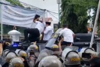Cuplikan video Bupati Pati Sudewo menyampaikan permohonan maaf namun tetap dihujani air kemasan dan sandal (foto:ist)