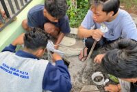 Tim Kuliah Kerja Nyata (KKN) Universitas Muria Kudus di Desa Berugenjang menginisiasi program pembuatan lubang biopori. (Foto: Istimewa)