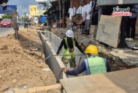 Proses pemasangan u-ditch pada pekerjaan pembangunan drainase di Jalan Kudus-Kaliwungu pada Kamis, 28 Agustus 2025. (J03/A01)