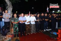 Forkopimda Kudus bersama ratusan mahasiswa melaksanakan sholat ghaib untuk almarhum Affan Kurniawan di depan Mapolres Kudus pada Jumat, 29 Agustus 2025. (J03/A01)