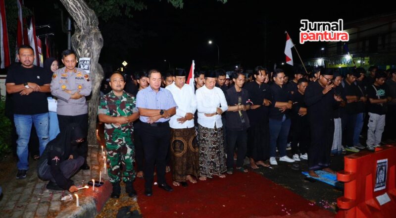 Forkopimda Kudus bersama ratusan mahasiswa melaksanakan sholat ghaib untuk almarhum Affan Kurniawan di depan Mapolres Kudus pada Jumat, 29 Agustus 2025. (J03/A01)