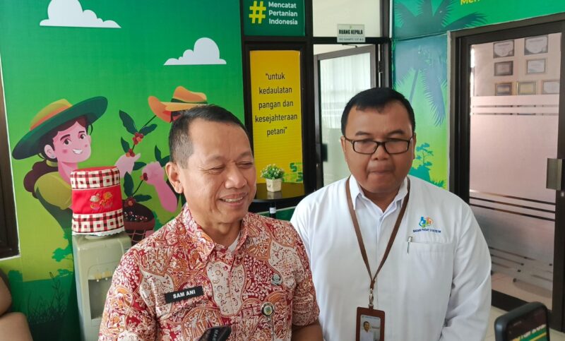 Bupati Kudus, Sam’ani Intakoris, bersama Kepala BPS Kabupaten Kudus, Eko Suharto, memberikan keterangan kepada wartawan usai silaturahmi dan koordinasi program “Satu Data, Satu Kata” di Kantor BPS Kudus, Selasa (5/8/2025). (Foto: JP)