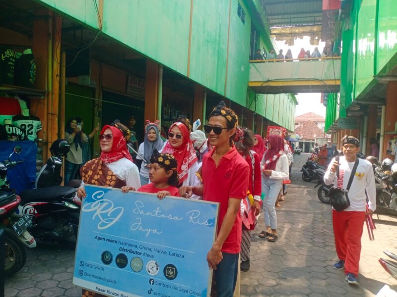 Pawai Pedagang Pasar Kliwon dalam momentum HUT ke-80 RI, sebagai bentuk keprihatinan lesunya geliat ekonomi di pasar tradisional. (Foto: JP)