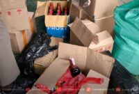 (Sebanyak 104 botol minuman keras berhasil disita Satpol PP Kudus dari razia di wilayah Jekulo, Senin (4/8/2025). Foto: JP)