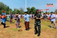 Bupati Kudus Sam’ani Intakoris turut menari tari kretek. (Foto: JP)