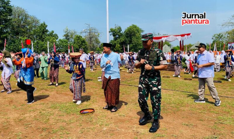 Bupati Kudus Sam’ani Intakoris turut menari tari kretek. (Foto: JP)