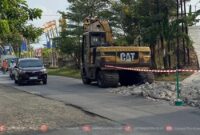 Alat berat dikerahkan dalam proses rehabilitasi ruas jalan Jati–Klambu yang rusak parah, dengan target penyelesaian akhir Desember 2025. (Foto: JP)