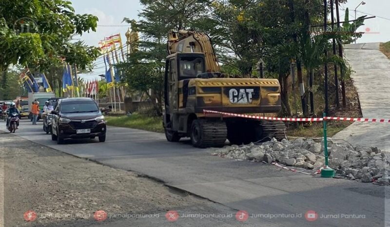 Alat berat dikerahkan dalam proses rehabilitasi ruas jalan Jati–Klambu yang rusak parah, dengan target penyelesaian akhir Desember 2025. (Foto: JP)