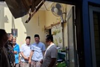 Bupati Kudu, Sam'ani Intakoris (dua dari kanan) saat datang melihat langsung rumah Joko Sri Mulyono yang rusak akibat hujan lebat pada Jumat, 12 September 2025. (J03/A01)