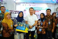 Bupati Kudus Sam’ani Intakoris bersama perwakilan pelajar peserta Penjaringan Inovasi Masyarakat (PIM) 2025 dalam ajang Pameran Produk Inovasi (PPI) Jawa Tengah (Foto:Istimewa)