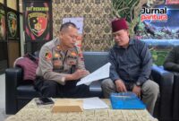 Riyanto Koordinator Aliansi Masyarakat Kudus Bersatu Cinta Damai menyerahkan berkas laporan (Foto:JP)
