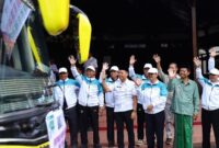 Bupati Kudus Sam’ani Intakoris melepas kontingen PORSEMA (Foto:Istimewa)