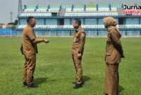 Bupati Kudus, Sam'ani Intakoris (tengah) di  Stadion Wergu Wetan Kudus (Foto:JP)