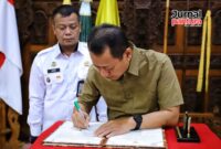 Bupati Kudus Sam’ani Intakoris menandatangani MoU disaksikan Kepala Bapas Pati Ari Adi Kurniawan di Pendapa Kabupaten Kudus pada Rabu 24/09/2025 (Foto:JP)