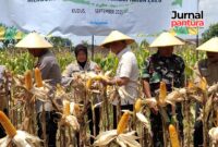 Kapolres Kudus, AKBP Heru Dwi Purnomo (kiri) bersama Bupati Kudus, Sam'ani Intakoris (dua dari kiri) saat ikut panen raya jagung serentak di lahan pertanian Deas Peganjaran, Kecamatan Bae, Kabupaten Kudus pada Sabtu, 27 September 2025. (Foto: JP)