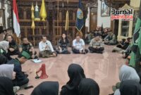 HMI cabang Kudus bersama Forkopimda Kudus saat audiensi di Pringgitan Pendapa Kabupaten Kudus pada Kamis, 4 September 2025 siang. (J03/A01)