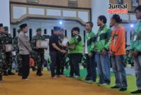 Forkopimda Kudus saat menyerahkan bantuan sosial kepada pengemudi Ojol di Kudus usai doa bersama di Aula Geudng DPRD Kudus pada Jumat, 5 September 2025 malam. (J03/A01)