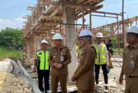Bupati Kudus, Sam'ani Intakoris meninjau langsung progres pembangunan gedung perpustakaan daerah di komplek balai jagong, Senin, 8/9/2025. (Foto: J05)