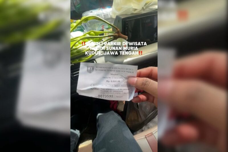 Tangkapan layar video yang menunjukkan pembayaran parkir di wisata Sunan Muria.