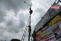 Perbaikan kamera CCTV di perempatan poroliman oleh petugas Dishub Kudus. (Foto: JP)