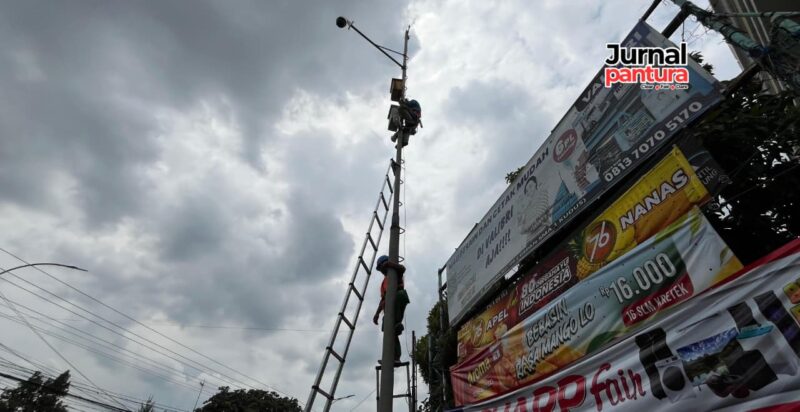 Perbaikan kamera CCTV di perempatan poroliman oleh petugas Dishub Kudus. (Foto: JP)