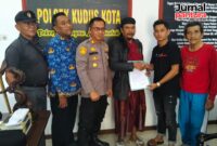 Kapolsek Kudus Kota, AKP Subkhan foto bersama warga Madura yang telah sepakat untuk tidak membuka Warung Madura berdekatan pada Rabu, 17 September 2025. (Foto: JP)