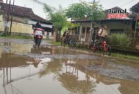 Kondisi jalan di Desa Parsuruhan Lor, Kecamatan Jati, Kabupaten Kudus yang rusak pada Kamis, 18 September 2025. (Foto: JP)