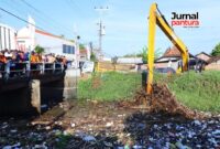 Aksi bersih-bersih Sungai Piji yang mengalir di Desa Kesambi, Kecamatan Mejobo, Kabupaten Kudus pada Jumat, 19 September 2025. (Foto: JP)