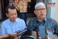 Ketua Umum PPRK, M. Dodiek Tas'an Wartono (kanan) bersama Bupati Kudus, Sam'ani Intakoris (kiri) usai menghadiri kunjungan kerja Gubernur Jateng ke PPRK pada Jumat, 19 September 2025. (Foto: JP)