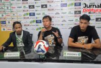 Pelatih Kepala Persiku Kudus, Alfiat bersama Aed Tri Oka dalam konferensi pers sebelum laga melawan PSS Sleman di Stadion Wergu Wetan Kudus pada Sabtu, 20 September 2025. (Foto: JP)