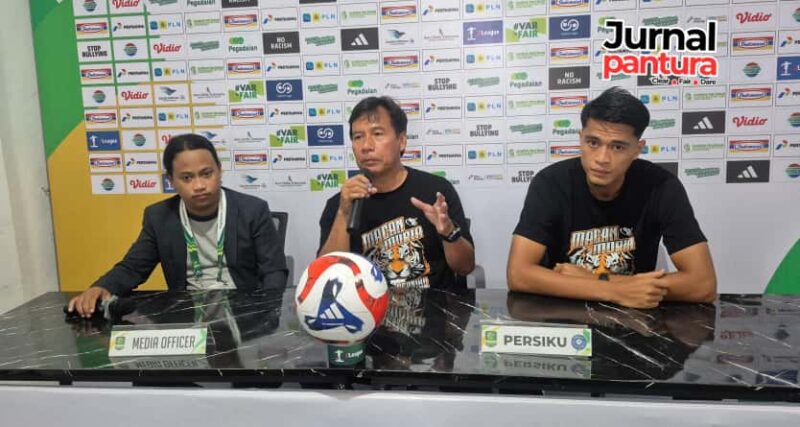 Pelatih Kepala Persiku Kudus, Alfiat bersama Aed Tri Oka dalam konferensi pers sebelum laga melawan PSS Sleman di Stadion Wergu Wetan Kudus pada Sabtu, 20 September 2025. (Foto: JP)