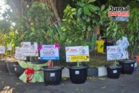 Sejumlah pohon yang disertai ucapan HUT Kudus berjejer rapi di halaman Pendopo Kabupaten. (Foto: JP)