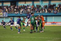 Persiku Kudus (jersei biru) saat melawan PSS Sleman (jersei hijau) dalam turnamen Pegadaian Championship 2025/2026 di Stadion Wergu Wetan Kudus pada Minggu, 21 September 2025. (Foto: JP)