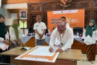 Kepala BPS Kudus, Eko Suharto menandatangani komitmen 