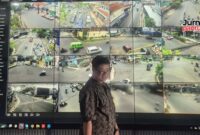 Kasi Sarpras LLAJ, Muchlisin saat menunjukkan ruang ATCS Didhub Kudus pada Selasa, 16 September 2025. (Foto: JP)