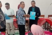 Penyaluran dana pensiun untuk anggota PGRI Kudus. (Foto: J02)