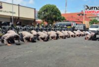 Kapolsek Kudus Kota AKP Subkhan bersama jajaran melakukan sujud syukur di halaman Mako lama Jalan Jenderal Sudirman, Sabtu (20/9/2025), sebelum resmi pindah ke kantor baru di Jalan Lingkar Utara, Singocandi. (Foto: JP)