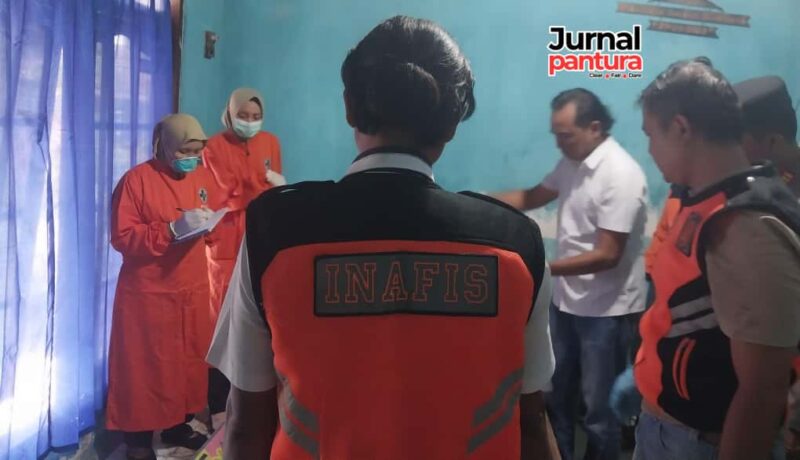 Suasana olah TKP di rumah korban gantung diri, Desa Pasuruhan Kidul, yang menggegerkan warga setempat. (Foto: JP)