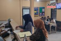 Petugas Polres Kudus melayani warga yang mengurus SKCK. Permohonan meningkat tajam, terutama untuk kebutuhan PPPK. (Foto: JP)