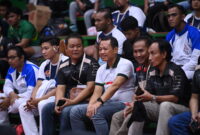 Bupati Kudus Sam'ani saat menonton laga pertandingan cabor Sambo.