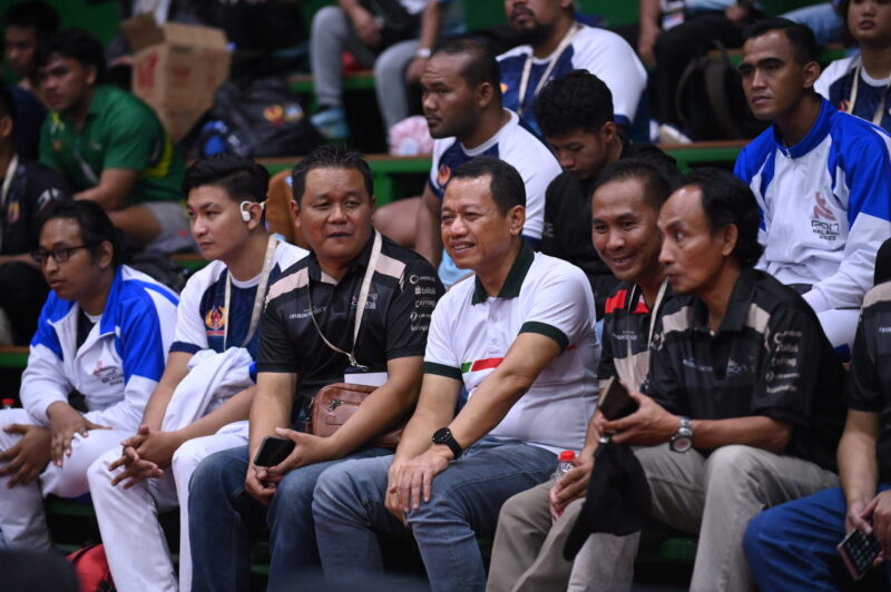Bupati Kudus Sam'ani saat menonton laga pertandingan cabor Sambo. 