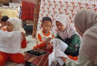 Siswa RA NU Kedungsari 1 belajar membatik di Muria Batik Kudus. (Foto: J05) 