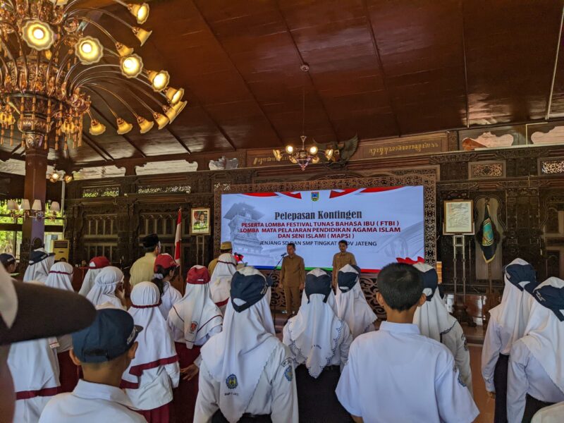 Bupati Kudus, Sam’ani Intakoris, melepas kontingen  ajang Festival Tunas Bahasa Ibu (FTBI) dan Mapsi tingkat Provinsi Jawa Tengah Tahun 2025. (Foto: J05) 