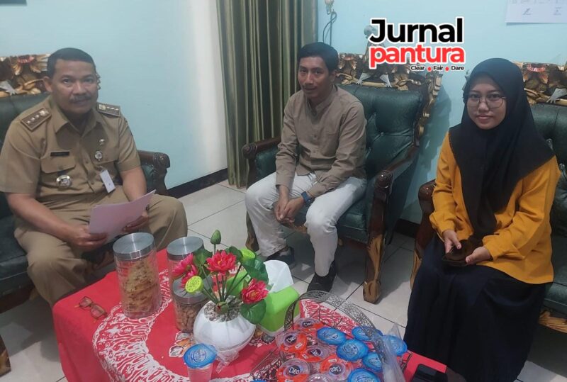 Camat Bae, Syafi’i bersama tenaga pendamping koperasi yang diterjunkan oleh Kementerian Koperasi Republik Indonesia. (Foto: J02) 