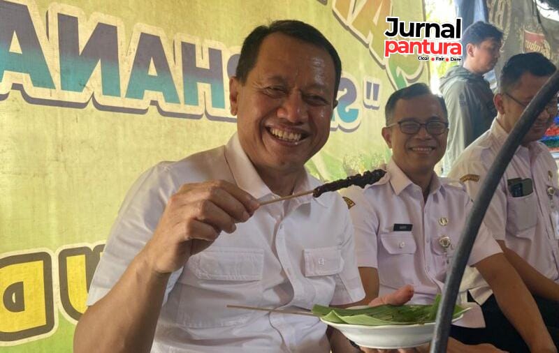Bupati Kudus, Sam’ani Intakoris mencicipi sate kebo ala kaki lima di area Pasar Kliwon. (Foto: J05) 