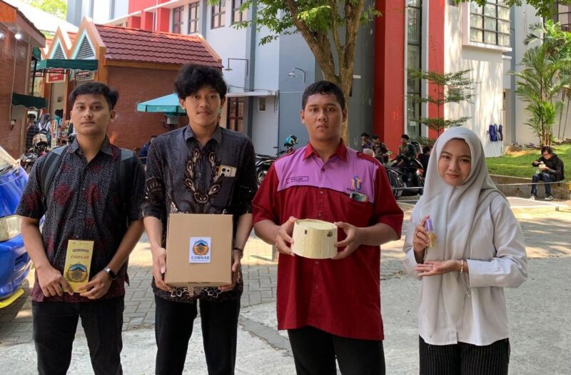 Tim Program Kreativitas Mahasiswa Kewirausahaan (PKM-K) Universitas Muria Kudus (UMK) berinovasi menciptakan produk fashion ramah lingkungan berupa peci berbahan limbah kulit jagung yang dilengkapi teknologi Augmented Reality (AR) dan Rakaat Tracker.  (Foto: Istimewa) 